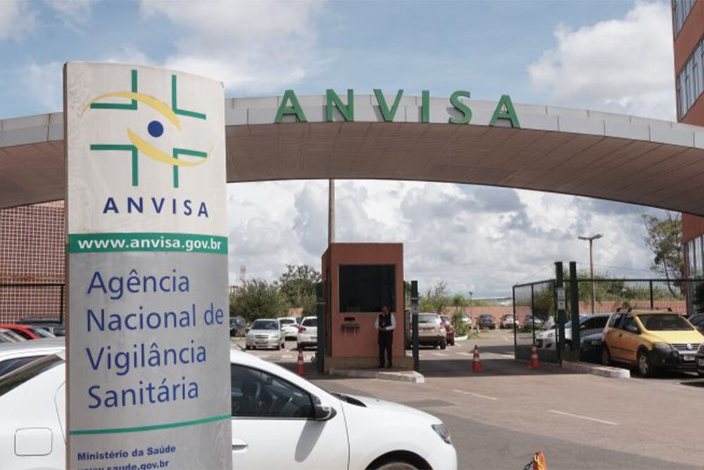 Fachada da ANVISA com veículos estacionados
