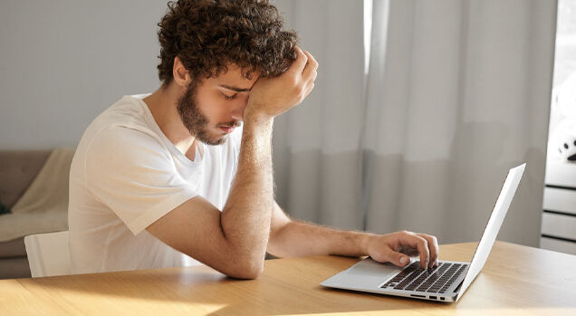 Homem estressado trabalhando no computador