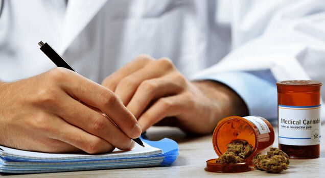 Médico escrevendo receita com cannabis medicinal