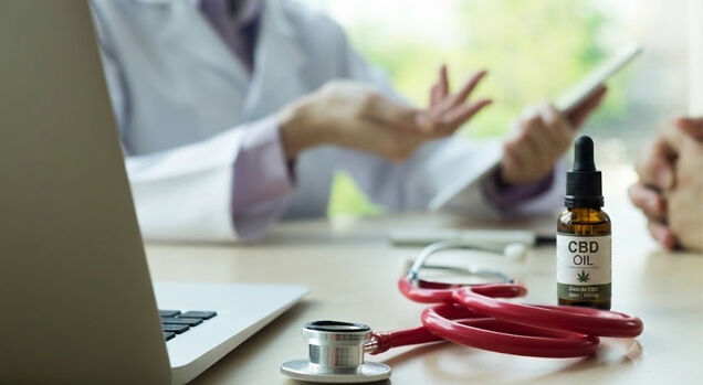 Óleo de CBD e estetoscópio em consulta médica