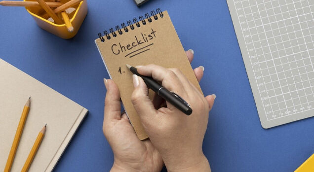 Pessoa escrevendo em um caderno de checklist